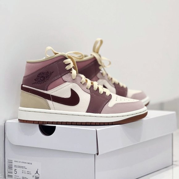Nike  AJ1 mid